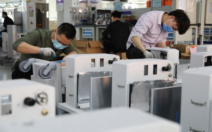 Các nhà sản xuất máy thở của Trung Quốc chạy đua với thời gian để gom đủ hàng xuất khẩu nhưng bị nhiều quốc gia trả lại vì kém chất lượng, thậm chí nguy hiểm. Ảnh: SCMP