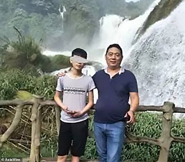 Nam sinh tên Li, 15 tuổi và cha ruột ở Hà Nam bị mất hôm 24/4. Ảnh: DailyMail