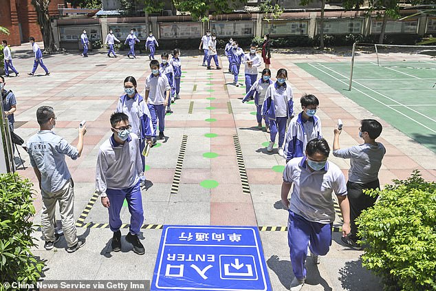 Học sinh Trung Quốc đã quay trở lại trường và bắt buộc phải mang khẩu trang mọi lúc. Ảnh: DailyMail