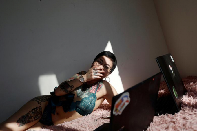Một phụ nữ trong nghề mại dâm ở Chile tiếp thị hình ảnh trực tuyến trong những ngày bị phong tỏa. Ảnh: Reuters
