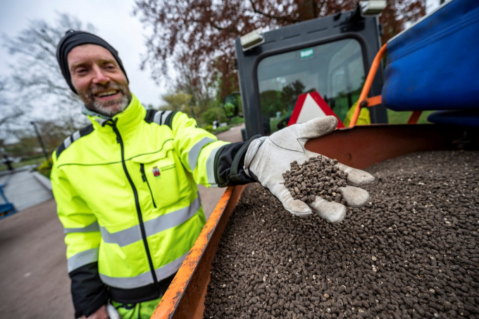 Anh Robert Nilsson, nhân viên môi trường đô thị rải phân gà trên các bãi cỏ ở tụ điểm Stadsparken để ngăn chặn người dân tụ tập. Ảnh: Reuters/Johan Nilsson