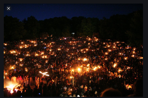 Sự kiện thường niên Đêm Walpurgis ở Thụy Điển thu hút hàng trăm ngàn người tham gia. Ảnh: Wikipedia