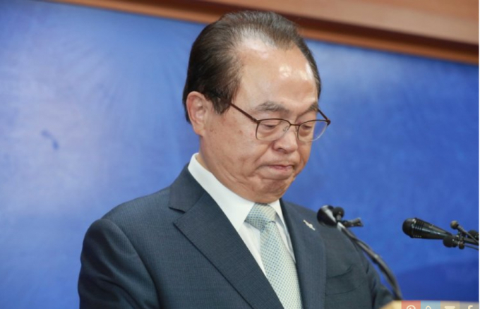 Ông Oh Keo-don phát biểu từ chức hôm 23/4/2020 sau scandal quấy rối tình dục nhân viên. Ảnh: Yonhap