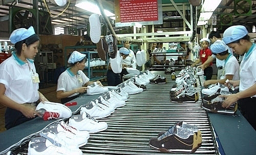 Hàng chục ngàn công nhân đóng giày thể thao lớn tại Việt nam sẽ việc vì Covid - 19. Ảnh: VIR