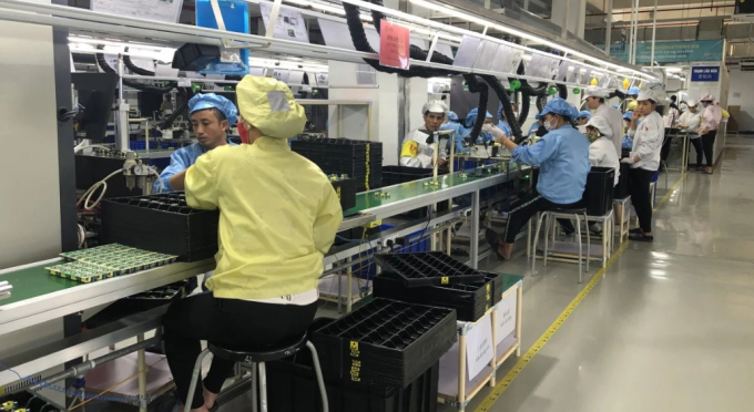 Công nhân lắp ráp linh kiện điện tử tại khu công nghiệp Việt -Trung. Ảnh: Cissy Chu