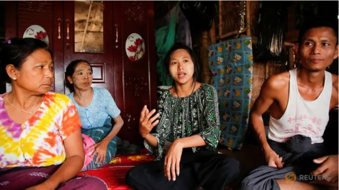 Nữ công nhân Zarchi Lwin (giữa) ngồi trong căn nhà trọ ở ngoại ô thành phố Yangon hôm 28/4/2020. Ảnh: Reuters