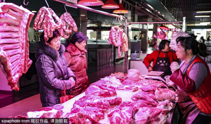 Giá thịt tại Trung Quốc hồi tháng trước vẫn dao động quanh mức  64,42 nhân dân tệ, tương 9,1 USD/kg. Ảnh: Sipa