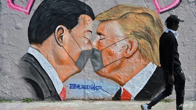 Một bức tranh trên đường phố mô tả cuộc chiến đổ lỗi coronavirus giữa Washington và Bắc Kinh. Ảnh: AFP