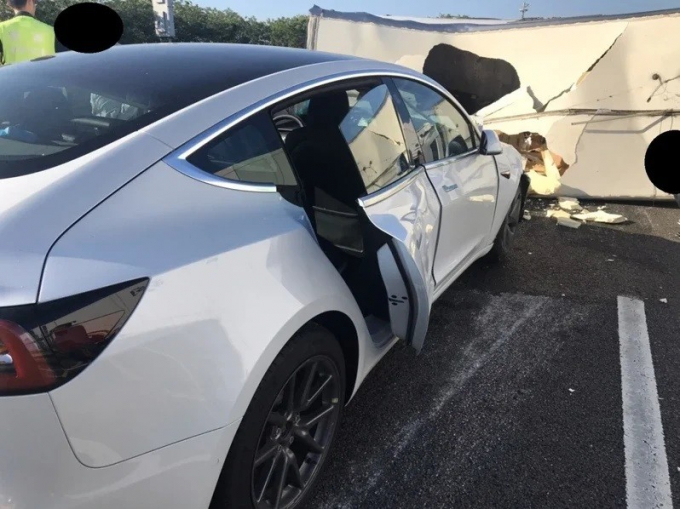 Chiếc Tesla bị biến dạng sau tai nạn. Ảnh: NHBP