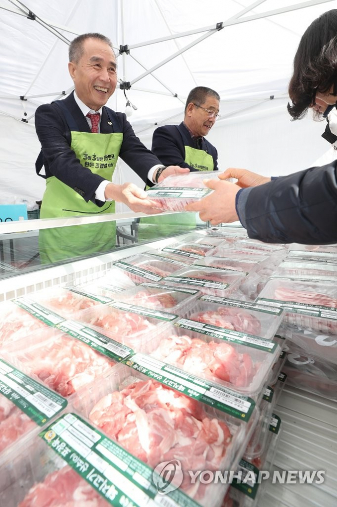 Giá thịt lợn ở Hàn Quốc tăng mạnh do khan hiếm nguồn cung. Ảnh: Yonhap