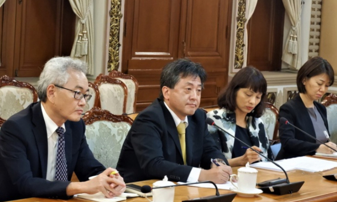 Ông Shimizu Akira (thứ hai từ trái sang), tân trưởng đại diện Cơ quan Hợp tác Quốc tế Nhật Bản (JICA) tại Việt Nam tại buổi làm việc mới đây với UBND TP.HCM. Ảnh: Zing