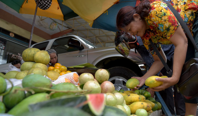 Trái cây bày bán trên đường phố thủ đô Pnom Penh. Ảnh: AFP