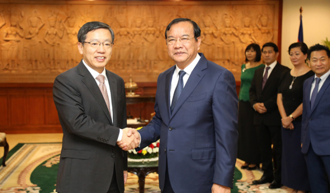 Bộ trưởng Ngoại giao Campuchia Prak Sokhonn (phải) và Đại sứ Trung Quốc tại Campuchia Wang Wentian. Ảnh: Khmer Times