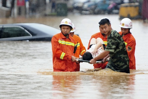 Những cơn mưa xối xả tiếp tục đe dọa gây ngập lụt ở miền nam Trung Quốc. Ảnh: AP