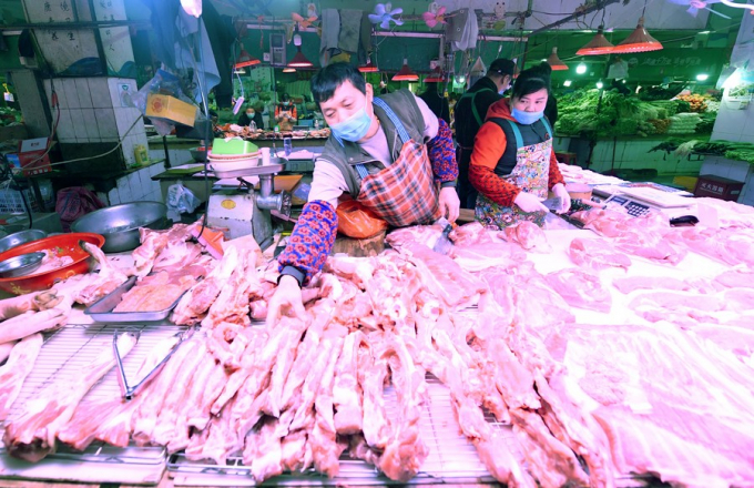 Một quầy bán thịt lợn tại chợ dân sinh ở Nam Ninh, khu tự trị Quảng Tây Trung Quốc hồi đầu năm nay. Ảnh: Xinhua