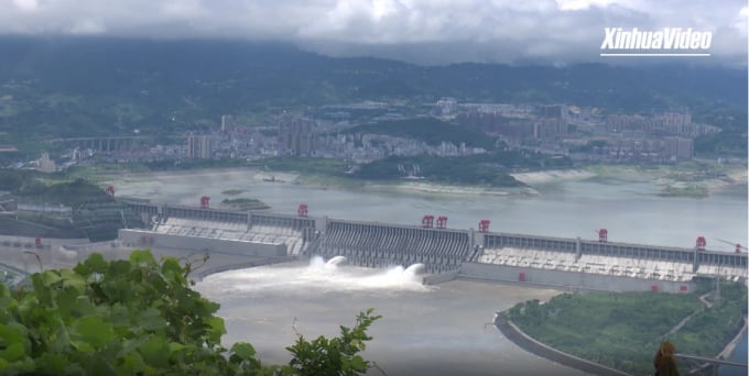 Đợt mưa lũ tại miền nam Trung Quốc hơn một tháng liên tục đã khiến nhà điều hành đập Tam Hiệp phải mở cửa xả lũ vào ngày 29/6 giữa vô số quan ngại và đồn đoán về nguy cơ nứt vỡ công trình thủy điện lớn nhất hành tinh. Ảnh: THX