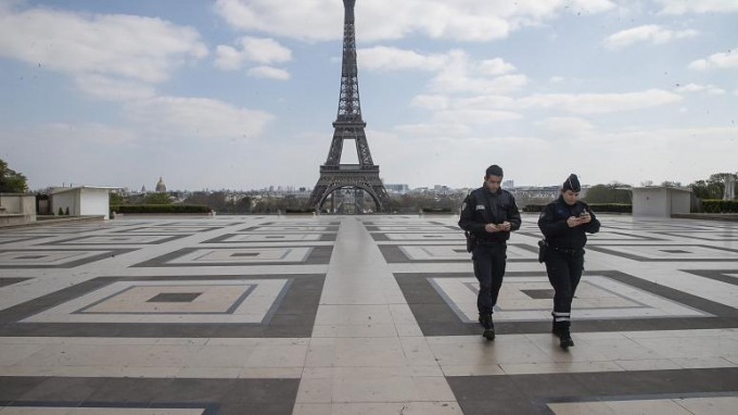 Quảng trường Tháp Eiffel, điểm đến nổi tiếng ở thủ đô Paris vắng hoe hồi trung tuần tháng Ba năm 2020. Ảnh: AP.