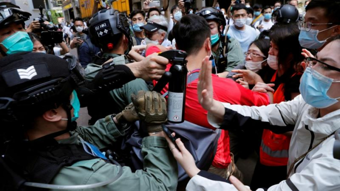 Giới quan sát cho rằng luật an ninh mới đối với lãnh thổ Hồng Kông vưa được Bắc Kinh thông đã đè bẹp những người bất đồng chính kiến ​​và gây bất lợi cho nền dân chủ. Ảnh: Reuters
