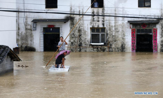  Nhiều khu phố ở thành phố Hoàng Sơn, tỉnh An Huy bị ngập bủm hôm 6/7. Ảnh: THX