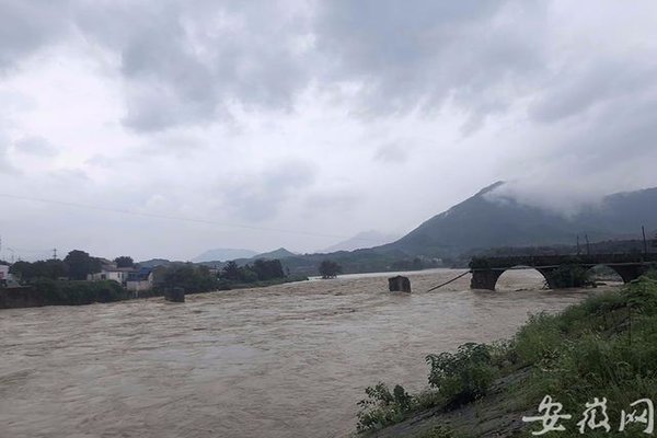 Cầu Lạc Thành tại huyện Tinh Đức, tỉnh An Huy có tuổi đời gần 500 năm đã bị nước lũ cuốn trôi chiều ngày 6/7. CND.