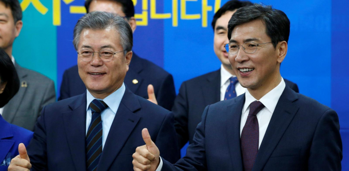 Cựu Thống đốc tỉnh Nam Chungcheong Ahn Hee-jung (phải), đươc coi là ngôi sao đang lên trong chính trường Hàn Quốc đang phải ngồi tù vì bê bối tình dục. Ảnh: Quartz