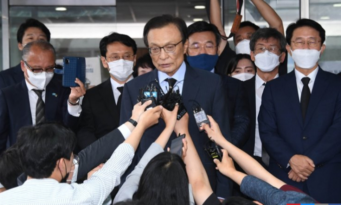 Chủ tịch đảng Dân chủ Hàn Quốc (DPK) Lee Hae-chan trả lời báo giới ngay trong đám tang Thị trưởng Seoul Park Won-Soon hôm 10/7. Ảnh: KRT