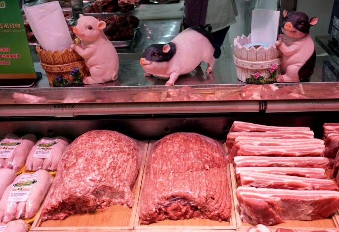 Giá thịt lợn tăng cao được cho là do khủng hoảng lũ lụt từ Trung Quốc gây ra. Ảnh: Reuters