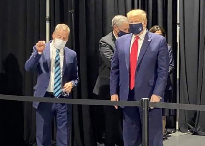 Tổng thống Donald Trump đeo khẩu trang trong chuyến thăm nhà máy sản xuất máy thở của hãng Ford Rawsonville ở Michigan hồi trung tuần tháng 5/2020. Ảnh: NBCNews