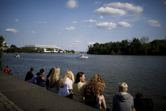 Người dân thủ đô Washington DC ra bờ sông hóng mát hôm 14/6/2020. Ảnh: Xinhua