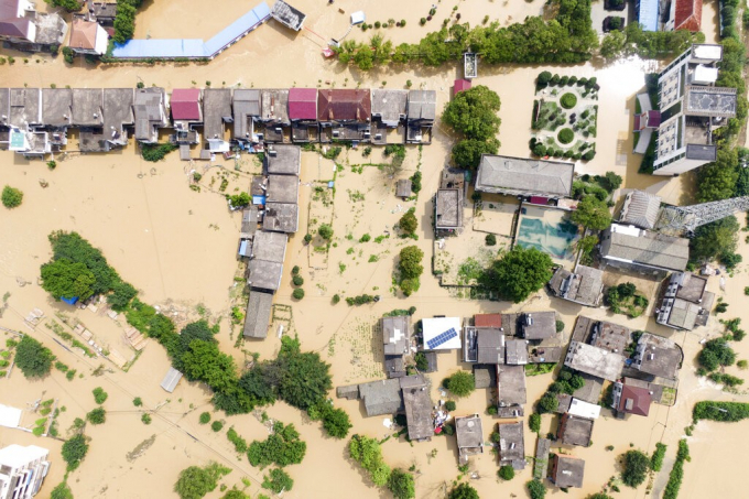 Trung Quốc vừa phải cảnh báo lũ lụt nghiêm trọng trên lưu vực ba con sông Dương Tử, Hoàng Hà và Hoài Hà đe dọa nhấn chìm nhiều địa phương. Ảnh: Weibo