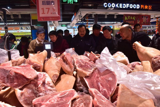 Dịch tả lợn châu Phi đẩy giá thịt lợn lên cao và tạo ra khủng hoảng thiếu thực phẩm trên quy mô thế giới. Trong ảnh là cảnh người dân tỉnh Hồ Bắc, Trung Quốc tranh nhau mua thịt lợn hồi đầu năm nay. Ảnh: THX