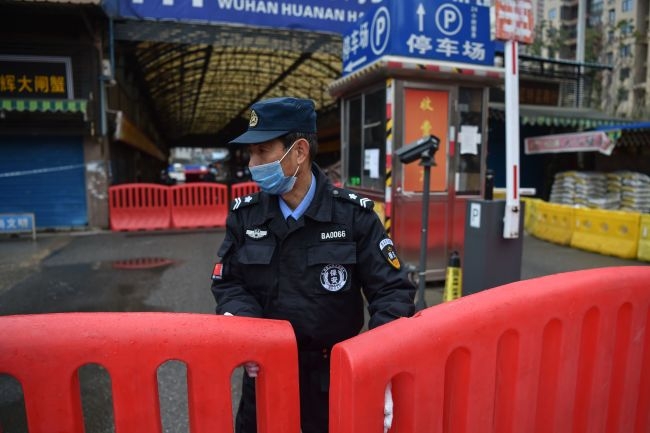 Cảnh sát địa phương canh gác bên ngoài chợ hải sản Hoa Nam ngày 24/1/2020, nơi được cho là giới chức Trung Quốc đã hủy hiện trường coronavirus. Ảnh: Getty Images.