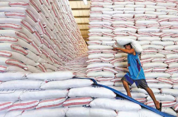 Nhân công bốc xếp gạo xuất khẩu ở Thái Lan. Ảnh: The Nation