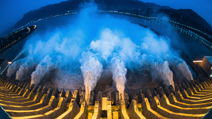 Đập thủy điện Tam Hiệp trên sông Dương Tử xả nước lũ để hạ thấp mực nước trong hồ chứa hôm 27/7/2020. Ảnh:  Reuters