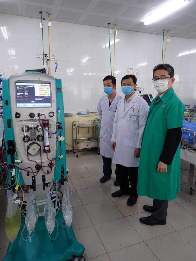 Đại diện JICA và Bệnh viện Chợ Rẫy tiếp nhận lô máy móc điều trị bệnh nhân Covid-19. Ảnh: H.Linh/JICA