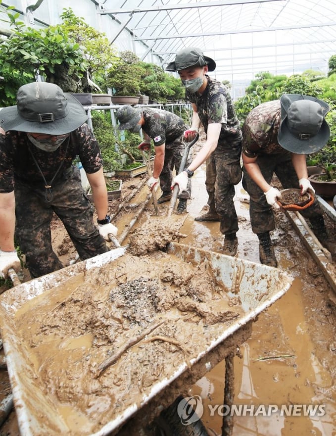 Binh sĩ quân đội tham gia dọn dẹp nhà cửa cho người dân ở thành phố Anseong, phía nam Seoul, sau các trận mưa lớn trong khu vực. Ảnh: Yonhap