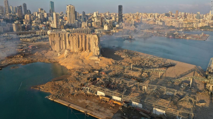 Vụ nổ kho phân bón gây sốc đã tạo ra hố rộng tới hơn 100 mét tại cảng Beirut. Ảnh: AFP
