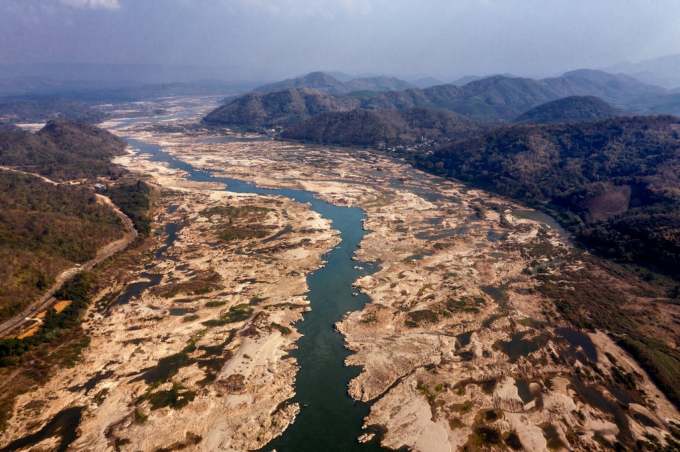Dòng chảy ở vùng hạ lưu sông Mekong ngày một thu hẹp. Trong ảnh là đoạn chảy qua  Sangkhom (Thái Lan) hồi đầu năm nay. Ảnh: The New York Times
