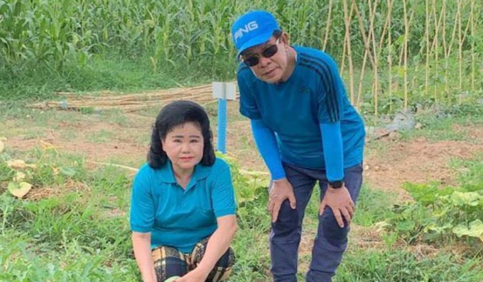 Thủ tướng Hun Sen và phu nhân Bun Rany thăm trang trại của gia đình. Ảnh: FBNV
