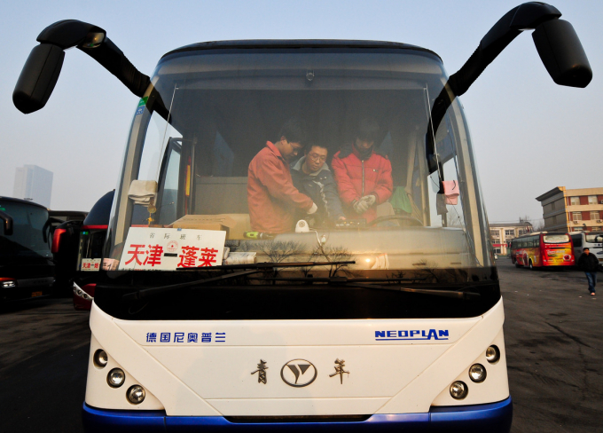 Đội ngũ kỹ thuật viên của Beidou lắp đặt hệ thống vệ tinh dẫn đường trên xe bus ở  thành phố Thiên Tân. Ảnh: THX