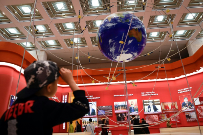 Một em bé tham quan mô hình hệ thống vệ tinh dẫn đường Beidou tại Bảo tàng Quốc gia Trung Quốc ở thủ đô Bắc Kinh. Ảnh: AFP