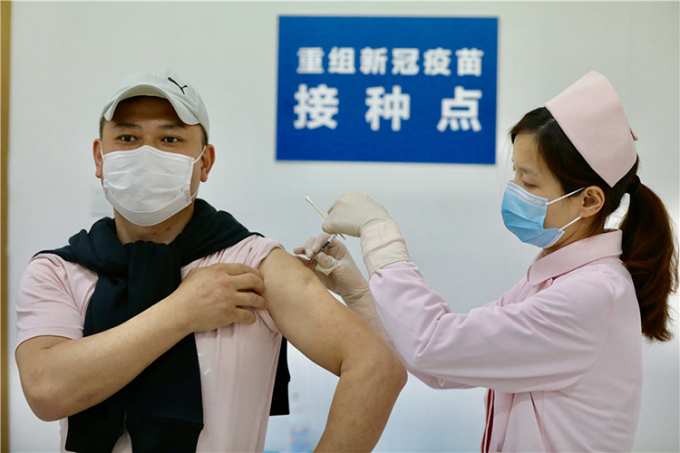 108 tình nguyện viên người Trung Quốc, độ tuổi từ 18 đến 60 có sức khỏe tốt được chia thành ba nhóm thử nghiệm vacxin của Hãng CanSino hồi tháng 3/2020, mỗi người được nhận khoản hỗ trợ 112 USD và cám kết chấp nhận rủi ro. Ảnh: SCMP