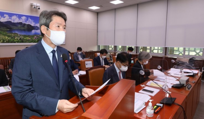 Bộ trưởng Bộ Thống nhất Lee In-young giải thích dự luật gây tranh cãi trong phiên họp Quốc hội hôm 1/9. Yonhap