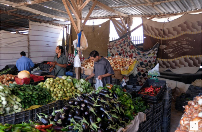 Người dân Libya đi chợ mua rau củ hôm 18/8/2020. Ảnh: Reuters