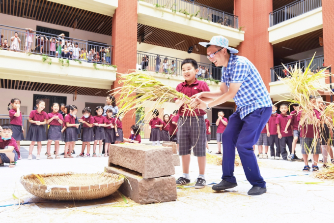 Thày và trò Trường tiểu học Qinghe Tongxin ở Trùng Khánh say mê với môn học mới vào thứ Tư hàng tuần. Ảnh: Chinadaily