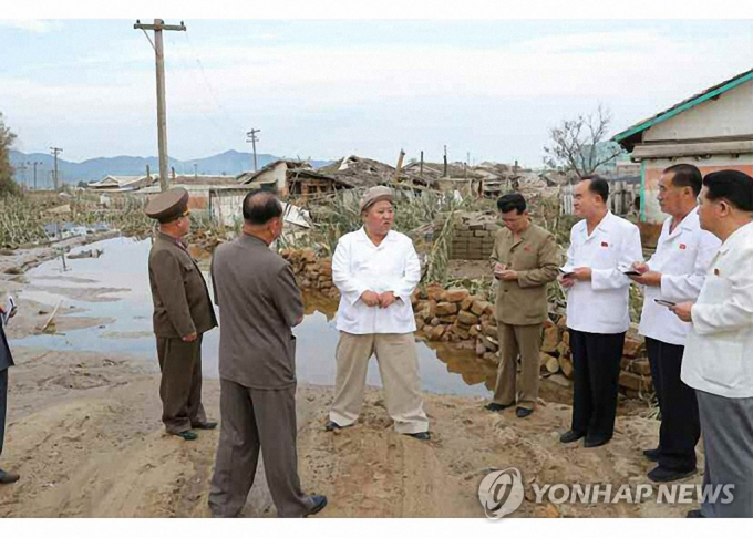 Nhà lãnh đạo Triều Tiên Kim Jong- un thị sát, chỉ đạo khắc phục hậu quả bão Maysak tại một khu vực thiệt hại nhưng không nói ở địa phương nào. Ảnh: KCNA