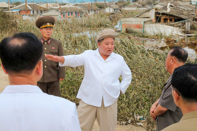 Ông Kim Jong-un thăm một khu vực bị ảnh hưởng thiên tai không xác định sau bão Maysak vào đầu tháng 9. Ảnh: KCNA