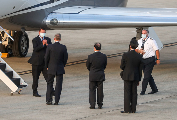 Thứ trưởng ngoại giao Mỹ  Keith Krach bước xuống sân bay Đài Loan chiều tối 17/9. Ảnh: Reuters
