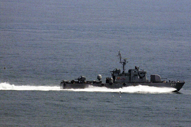 Hình ảnh một chiếc tàu tuần duyên của lực lượng Hải quân Hàn Quốc đang làm nhiệm vụ ở ngoài khơi đảo Yeonpyeong giáp ranh Triều Tiên tháng 7/2020. Ảnh: AP