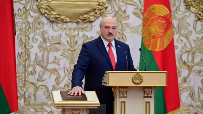 Tổng thống Alexander Lukashenko tuyên thệ nhậm chức tại thủ đô Minsk hôm 23/9. Ảnh: Reuters